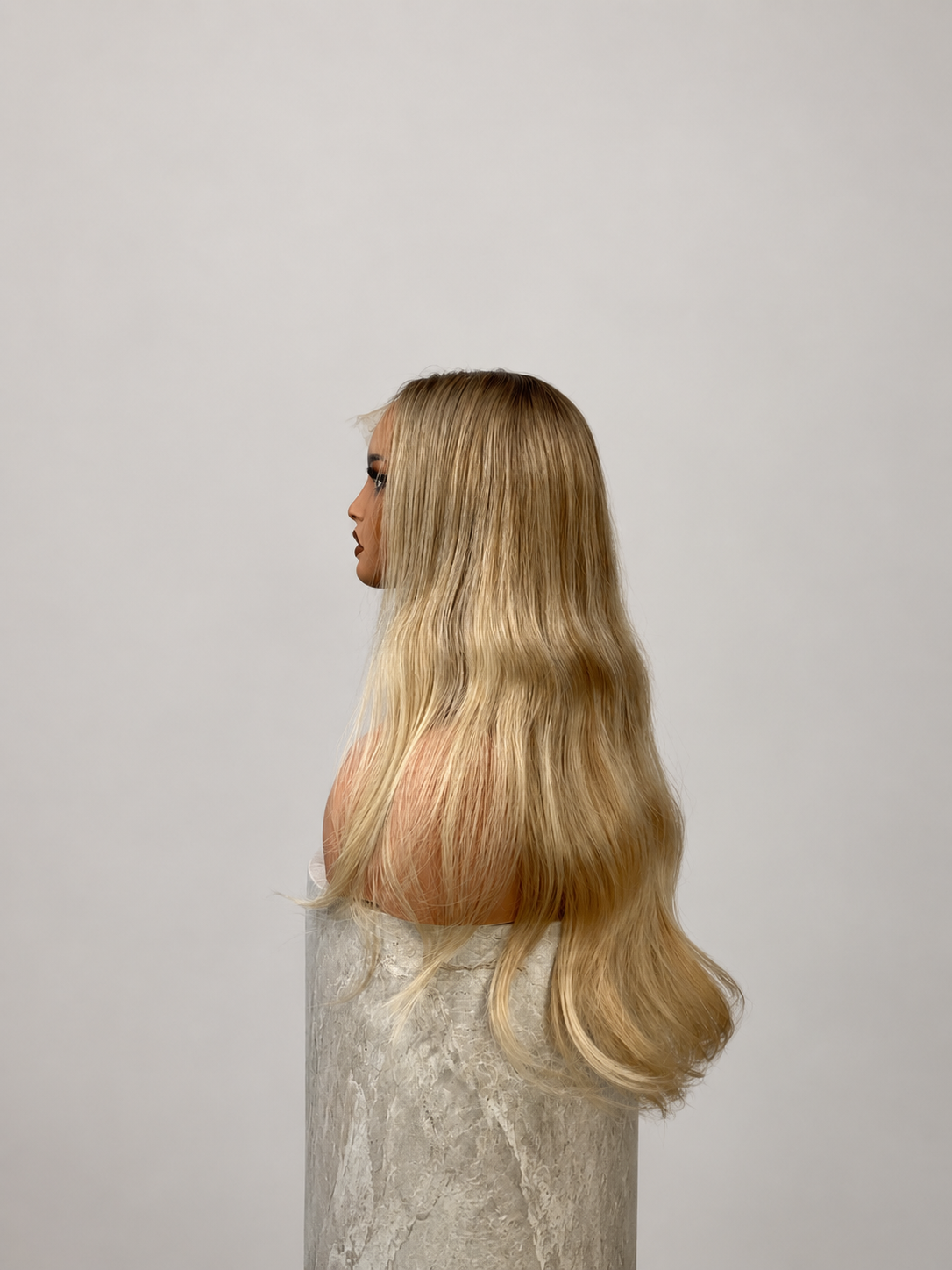 Scandinavian Blonde peruk i äkta hår med kall ljusblond färg från sidan