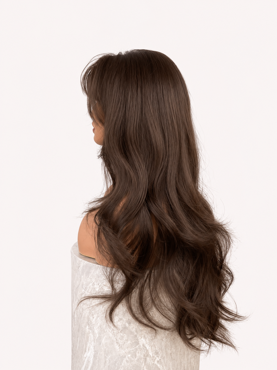 Verklighetstrogen brun syntetisk peruk från sidan med lugg och långa mjukt vågiga längder från HairCrushStore