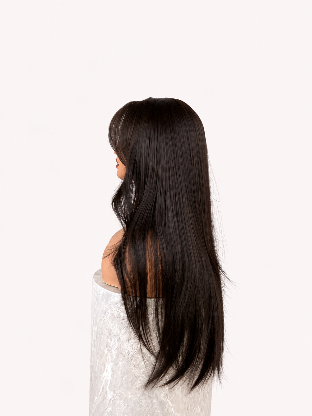 Verklighetstrogen mörkbrun syntetisk peruk från sidan med realistisk scalp, curtain bangs och 72 cm långa längder från HairCrushStore