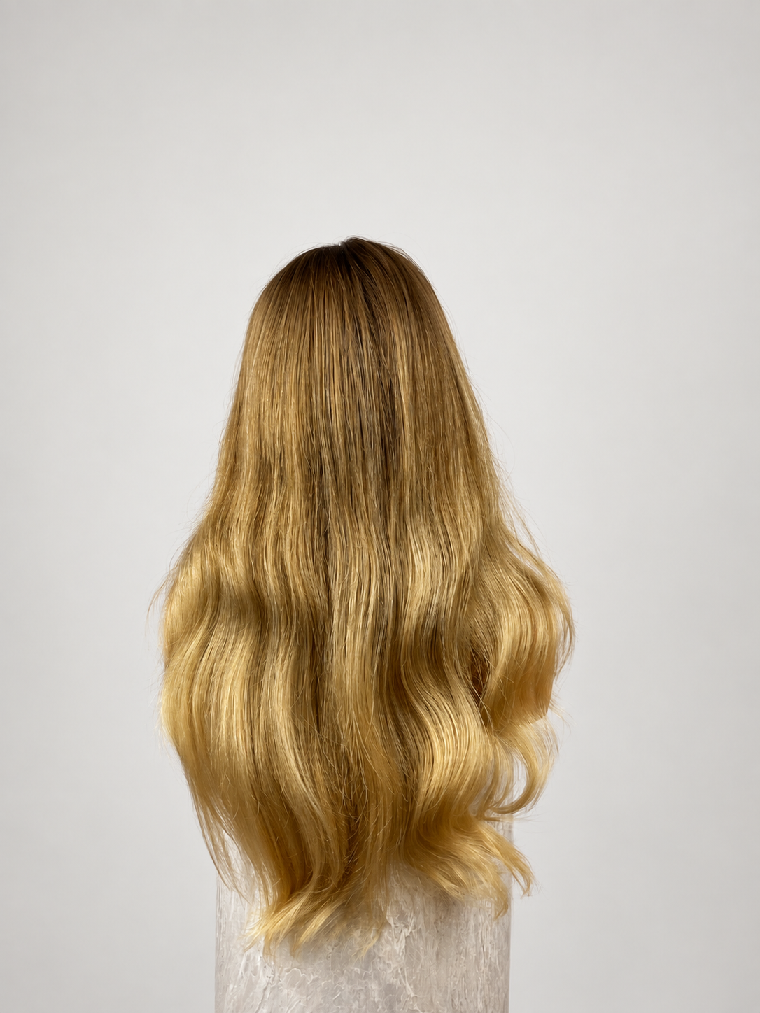 Golden Sunshine peruk i äkta hår med gyllene blond balayage bakifrån
