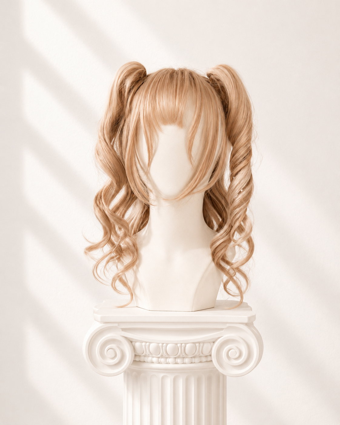 Kawaii anime blond lockig peruk med två hästsvansar och lugg