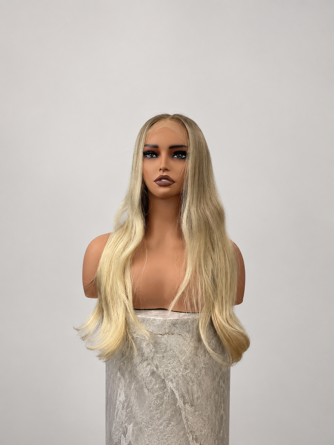 Scandinavian Blonde peruk i äkta hår med kall ljusblond färg framifrån